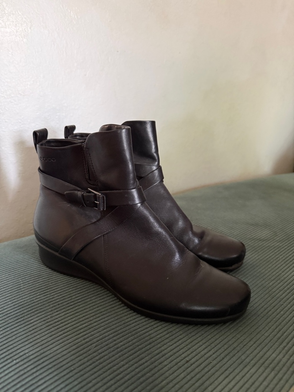 Ecco Leather Ankle Boots with Buckle Strap in Black Sz 41